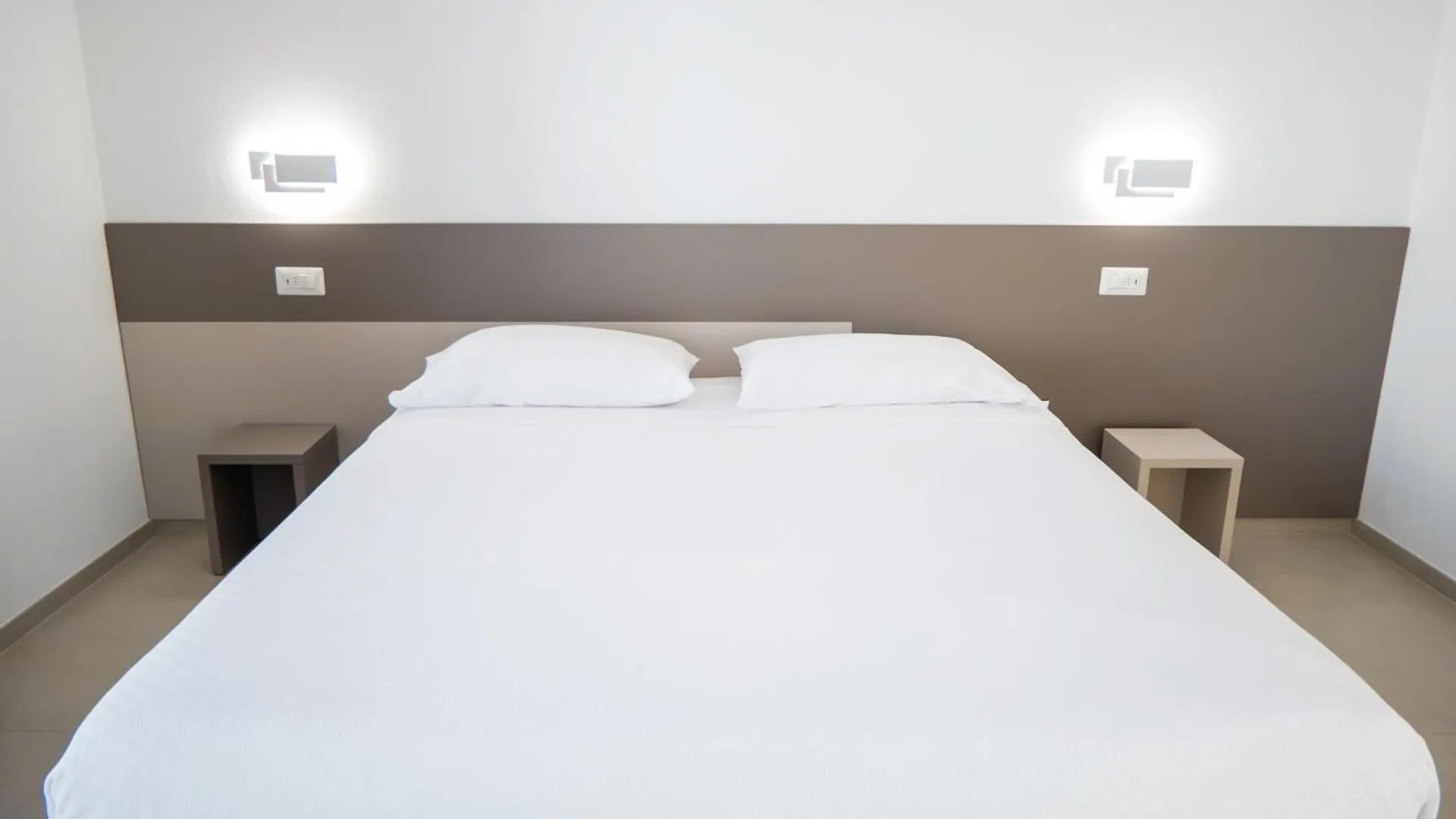 Nuova -Luxury Rooms & Apartment- Olbia 0*,  Italië